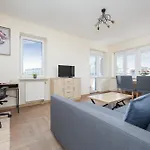 Spacious Apartment 120 M From The Metro Station By Noclegi Renters