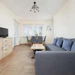 Spacious Apartment 120 M From The Metro Station By Noclegi Renters