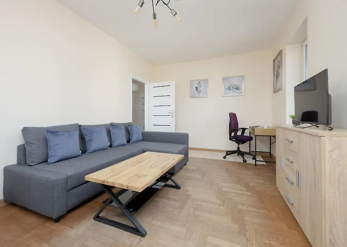 Spacious Apartment 120 M From The Metro Station By Noclegi Renters