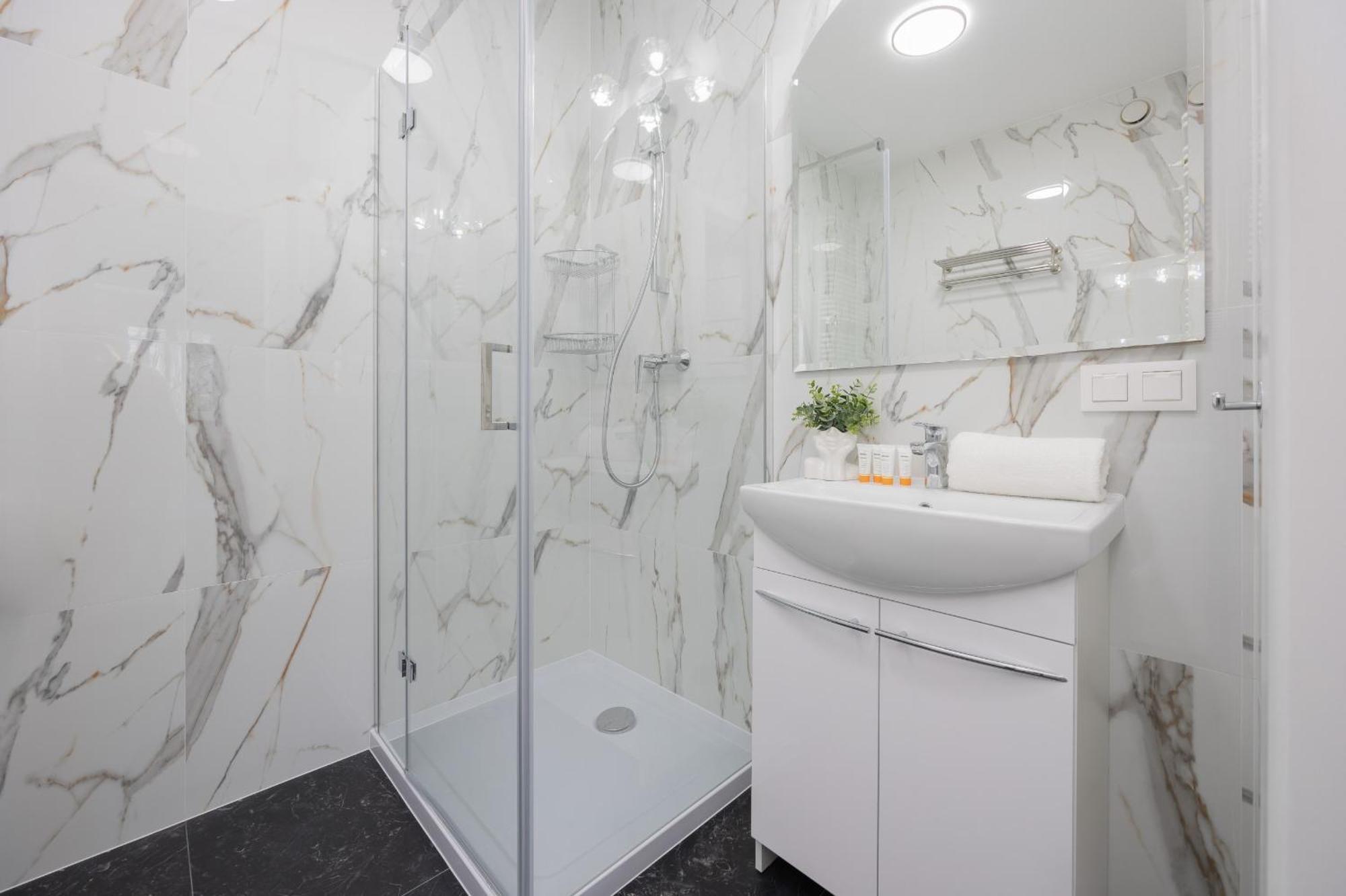 Spacious 120 M From The Metro Station By Renters Apartment *