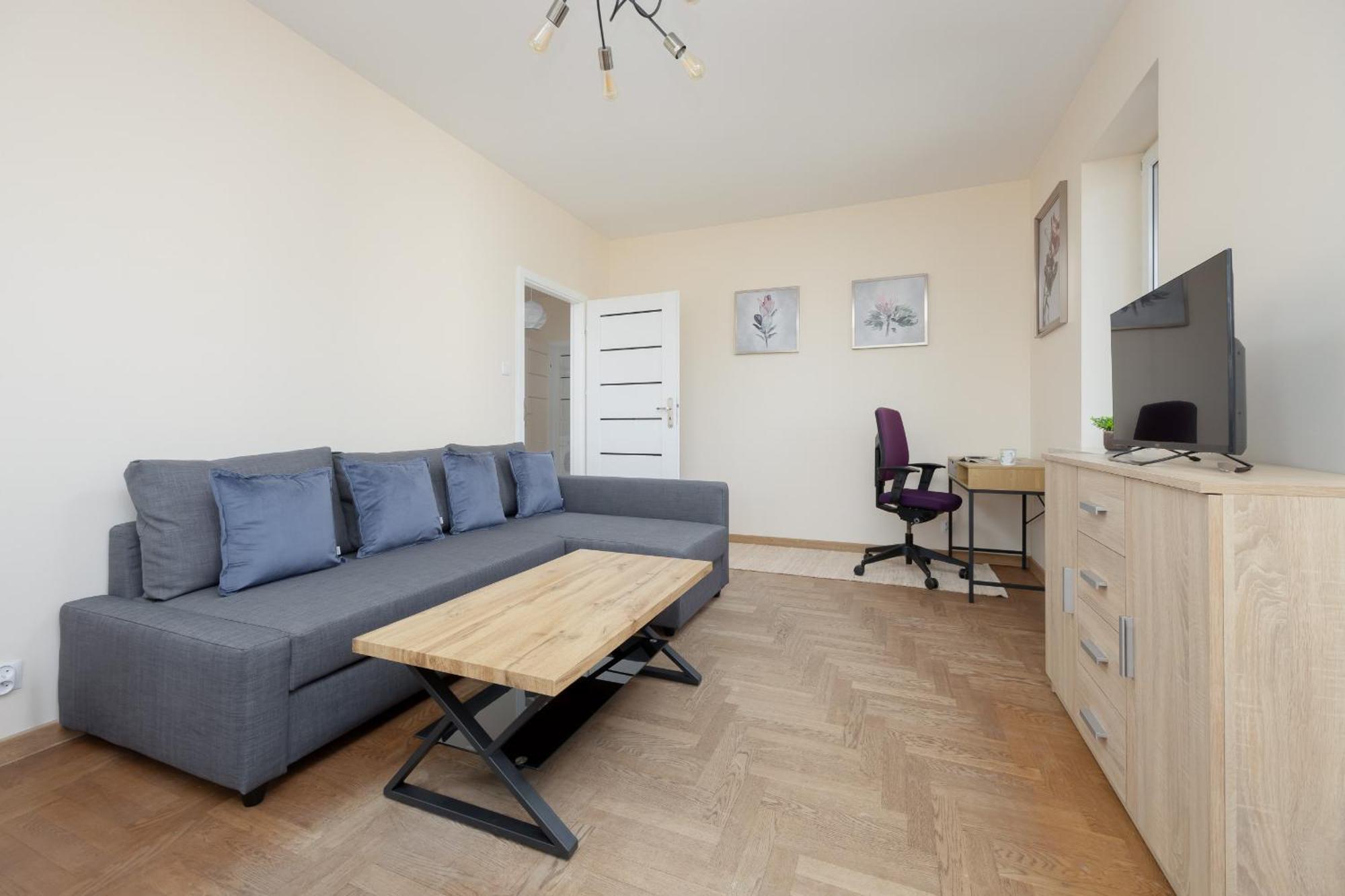 Spacious 120 M From The Metro Station By Renters *